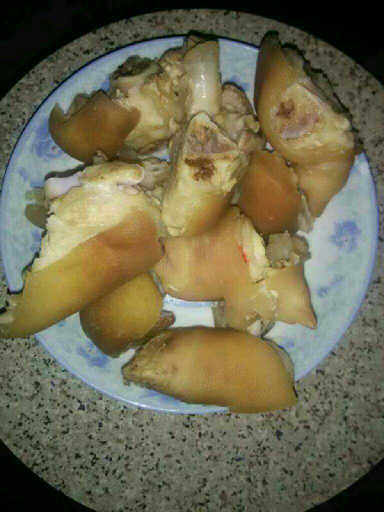 红烧猪蹄,沸水去血， 清水洗净，处理没弄干净的猪毛，这是个体力活啊！