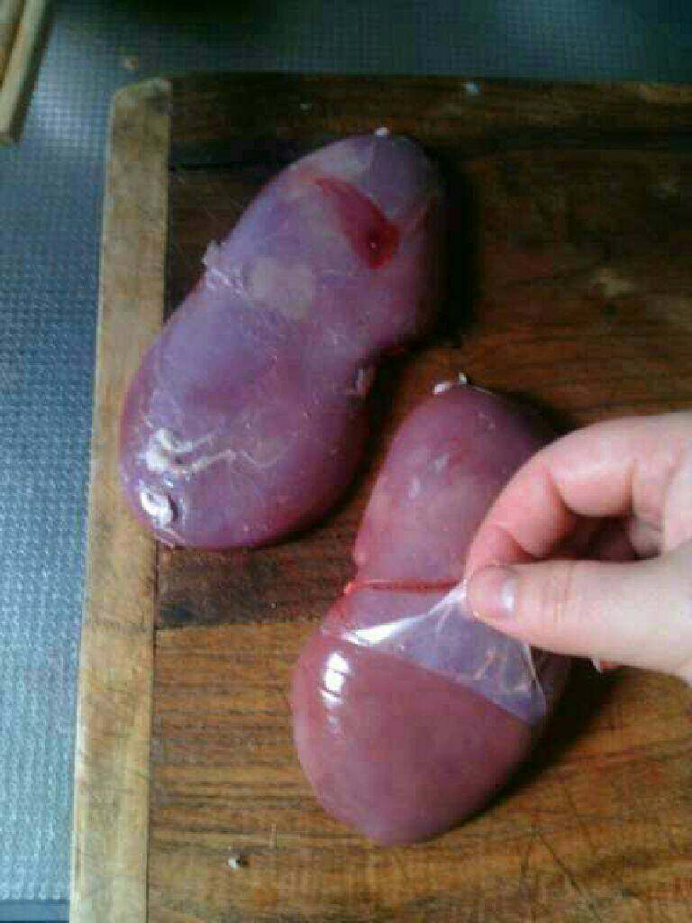 爆炒腰片,腰子表面有一层薄膜 必须要撕掉 去腥味的作用