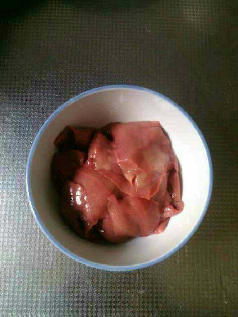 爆炒腰片,右手拿刀篇片,左手动肉 千万小心 不要弄到手了 篇好的样子 放一边备用