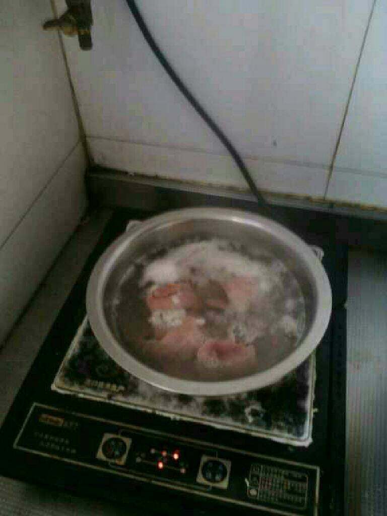 爆炒腰片,用盆接点冷水 放在电磁炉上, 冷水就进腰片 这也是去腥味的 再放点料酒 这也是去腥味的 腰子腥味很大 去腥味必须到位 不然就不好吃了 腰子到变色就可以老出来了