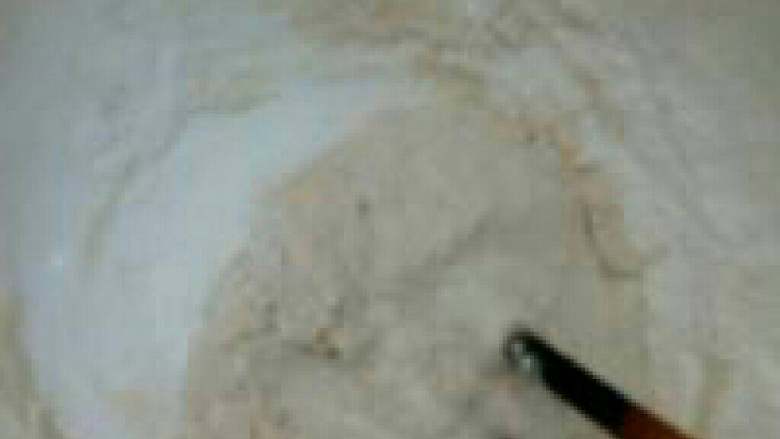 搅面凉皮 不用洗面也可以吃上凉皮喽,2.一点点的加水,朝一个方向搅。