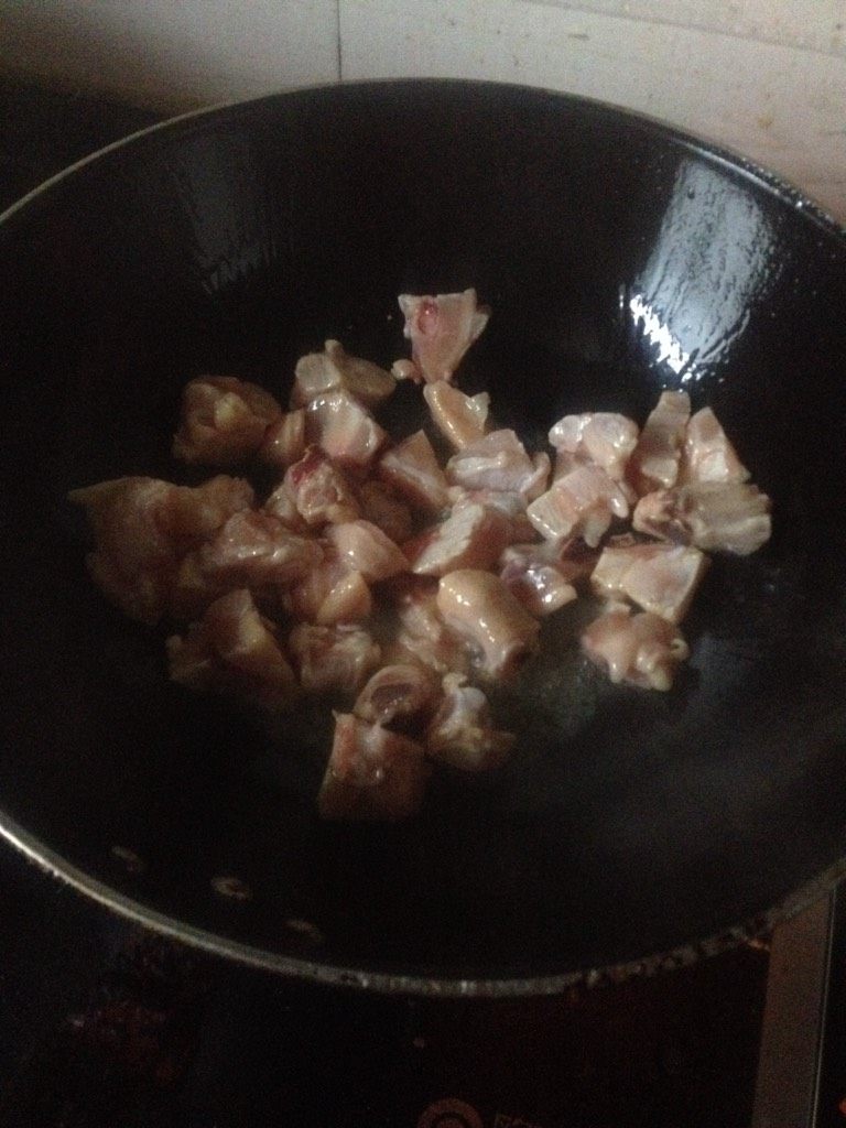 日式咖喱土豆鸡块,锅里放入适量的油烧至六成热,倒入鸡块翻炒均匀,两片<a style='color:red;display:inline-block;' href='/shicai/ 2800'>生姜</a>