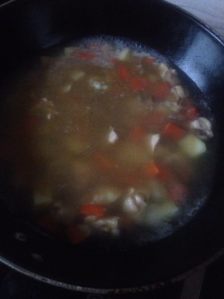 日式咖喱土豆鸡块,如图倒入适量的<a style='color:red;display:inline-block;' href='/shicai/ 718'>料酒</a>,清水煮沸即可