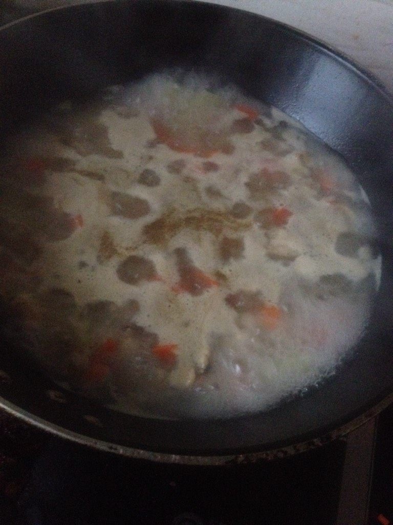 日式咖喱土豆鸡块,撇掉浮末,烧15分钟即可