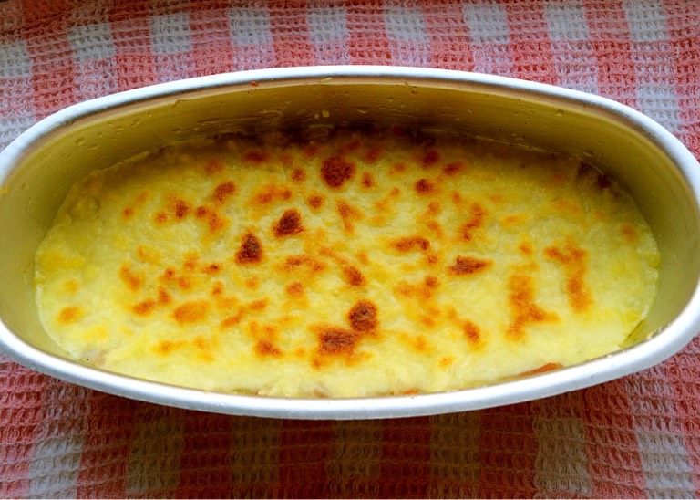 芝士培根焗豆泥,撒芝士，烤箱中层220度10分钟即可