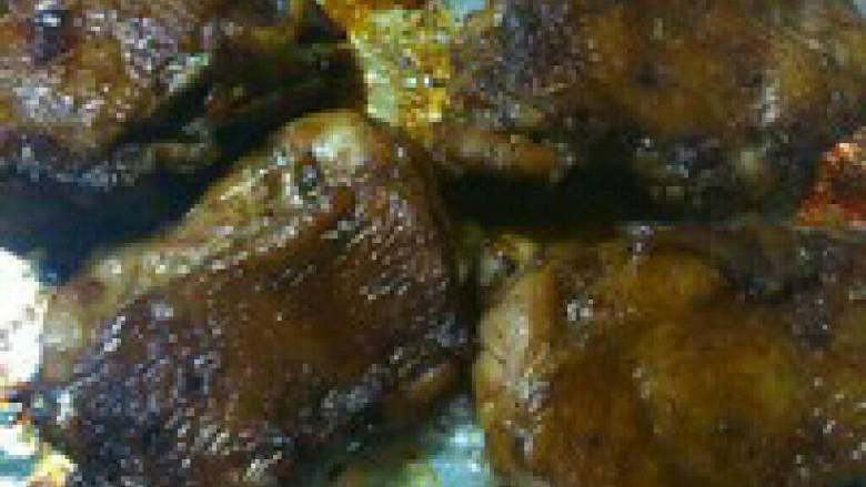 日式照烧鸡腿便当菜,预热烤箱200度,烤盘铺锡纸摆 入鸡腿肉(肉面朝上)烤5分钟 。烤同时熬照烧汁:将刚才用的 腌制酱汁倒入小锅,加入蜂蜜搅 匀,小火熬至一半的粘稠状即可 。鸡腿刷照烧汁,翻面刷汁烤15 分钟,即可取出。