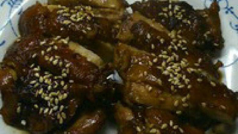 日式照烧鸡腿便当菜,放至不烫手即可切开摆盘,撒上<a style='color:red;display:inline-block;' href='/shicai/ 678'>白芝麻</a>就可以了。