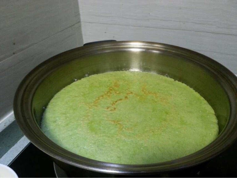 香葱饼,葱切花放入面粉中，加入鸡蛋盐和鸡精，料理棒稍加搅拌均匀即可煎。