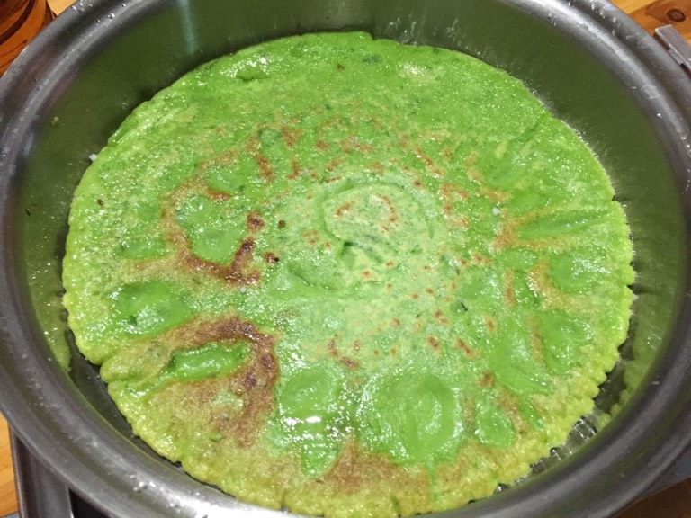 香葱饼,煎至金黄，出锅切片即可，好香啊！