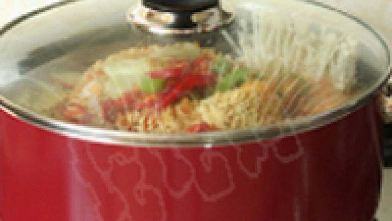 韩国部落汤,盖上锅盖,大火煮沸后转小火, 煮20分钟。