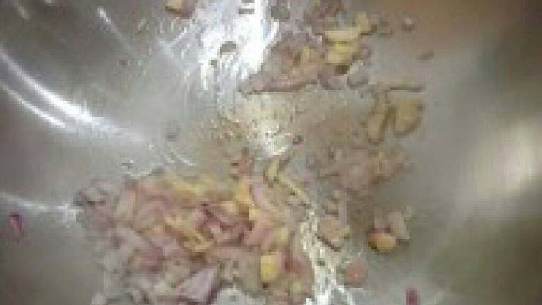 肉酱焗意大利面,锅里下底油~之后下蒜和洋葱,爆炒出香味后下肉末~