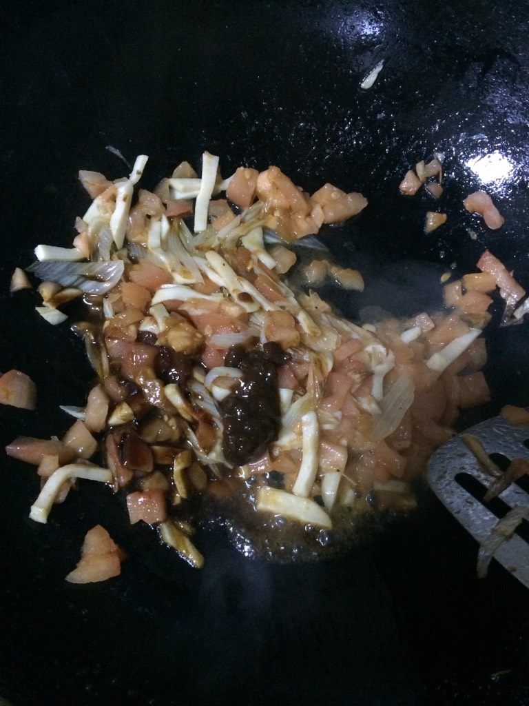 素炒米粉,如图翻炒出红汤,加入少许甜面酱和黄豆酱,炒香,按理应该是加豆瓣酱,无奈不能吃辣就换成了甜面酱和黄豆酱,适当调味
