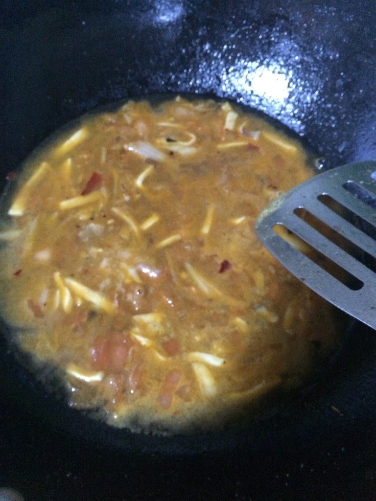 素炒米粉,如图添入大半碗清水,水量按米粉的多少来加入