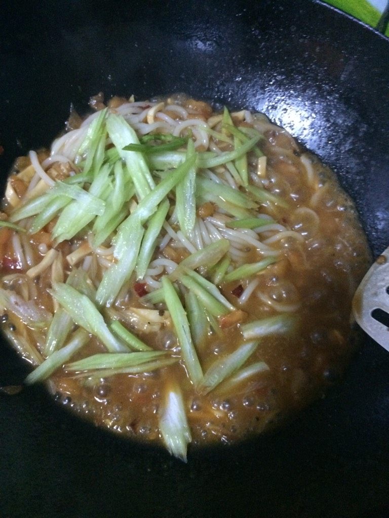 素炒米粉,如图待米粉炒软,下<a style='color:red;display:inline-block;' href='/shicai/ 125'>芹菜</a>丝,翻炒