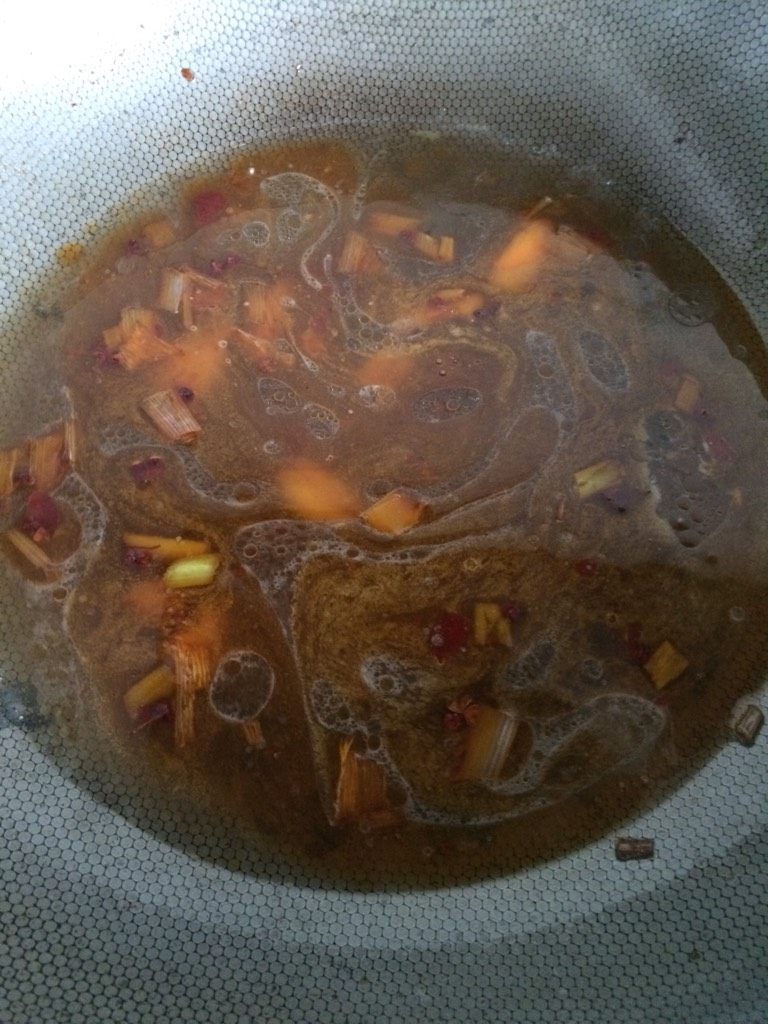 红烧金线鱼,如图添入一碗清水,依次加入米醋,盐,白糖,胡椒粉,几滴香油,料酒