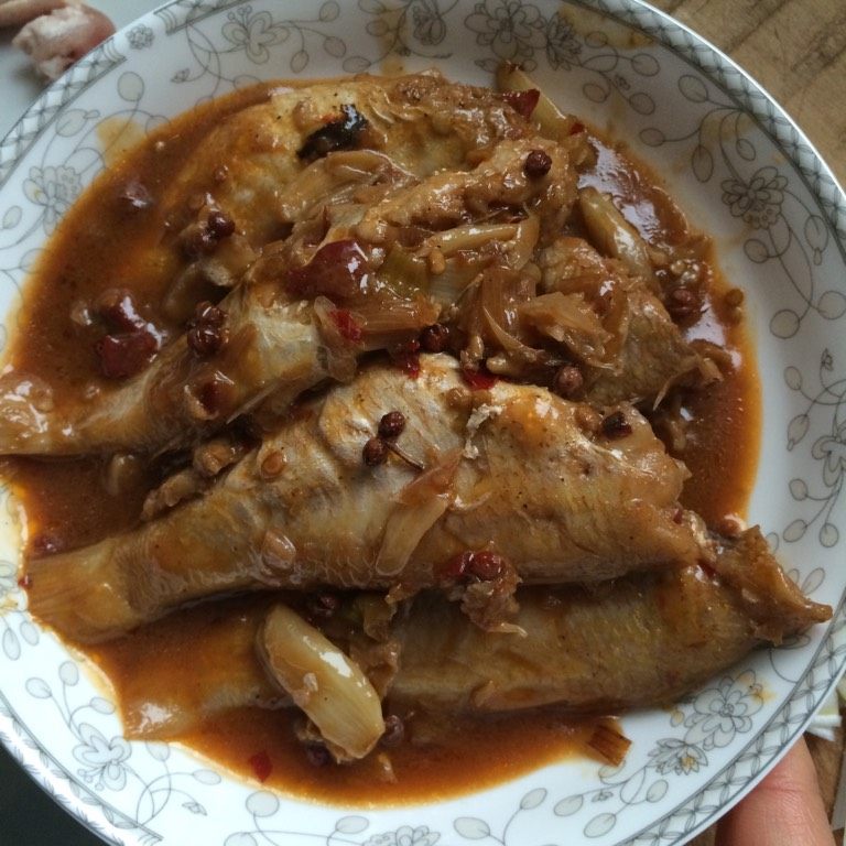 红烧金线鱼,如图待汤汁粘稠加入少许味精调味即可盛出,点缀少许香菜