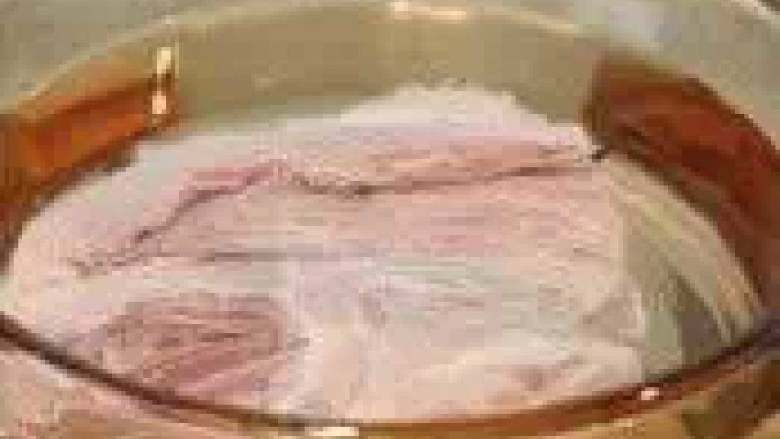 麻辣牛肉丝,牛肉洗净,不用切块,放进清水里