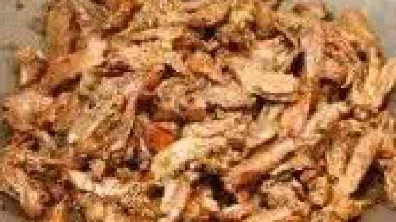麻辣牛肉丝,开火,往锅里倒一些老抽,把牛肉条放进去,拌匀,焖两分钟。