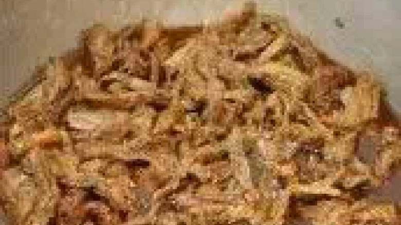 麻辣牛肉丝,倒入半罐可乐,烧开后,焖10分钟左右。