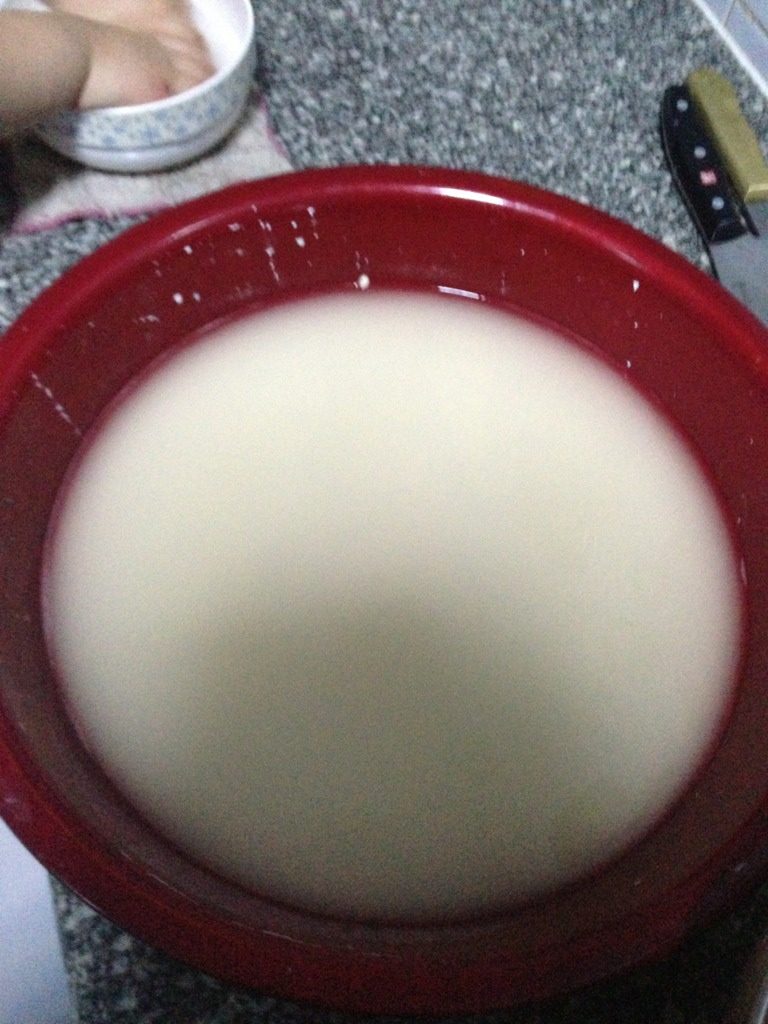 做凉皮,把面揉光放在水里洗