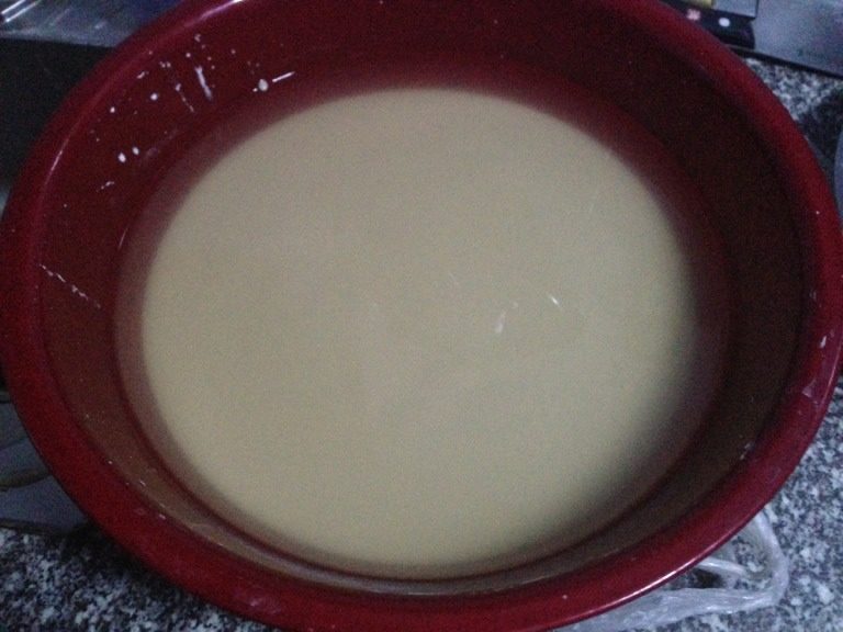 做凉皮,放一晚 把上面的清水倒掉