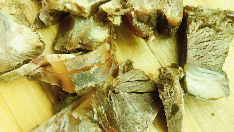 蒜苗炒牛肉,<a style='color:red;display:inline-block;' href='/shicai/ 4225'>卤牛肉</a>切成小片