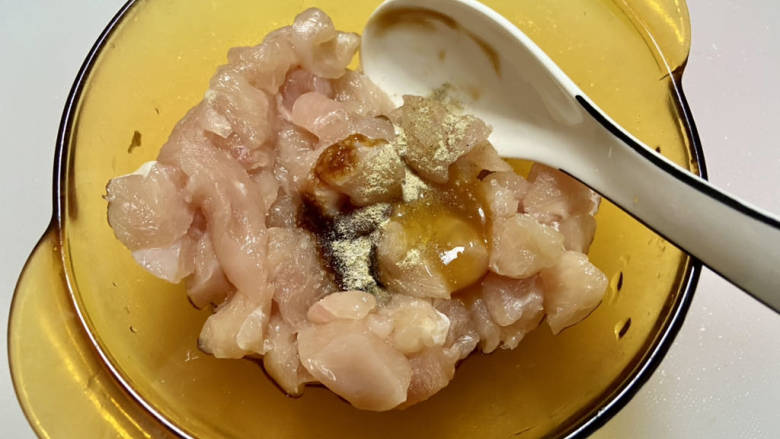 酱爆双丁➕酱爆鸡胸,腌制后清洗以免鸡肉发苦,沥水后用厨房纸吸去表面水分,加入一汤匙料酒,半汤匙蚝油,半茶匙太太乐鸡汁,少许<a style='color:red;display:inline-block;' href='/shicai/ 3729'>白糖</a>和白胡椒粉,抓拌均匀