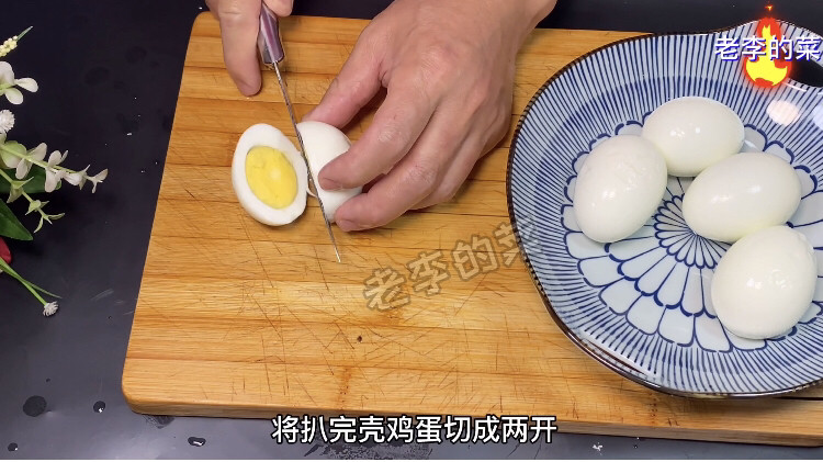 年夜饭寓意菜招财进宝,祝大家新的一年天天招财进宝,把鸡蛋切开