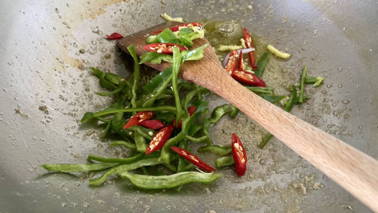 葱爆肉丝➕洋葱爆炒肉丝,留底油,加入姜丝,青椒,小米辣,中火煸炒出香味