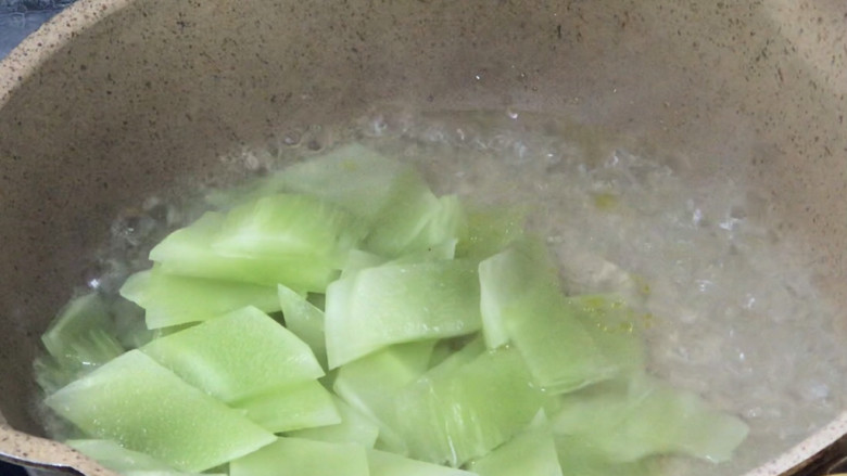 腊肉炒莴笋,莴笋放入油盐开水锅中,煮沸后捞出