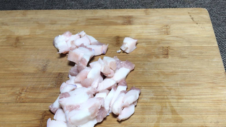 豆腐卤面,猪肥肉洗净,切成小丁备用