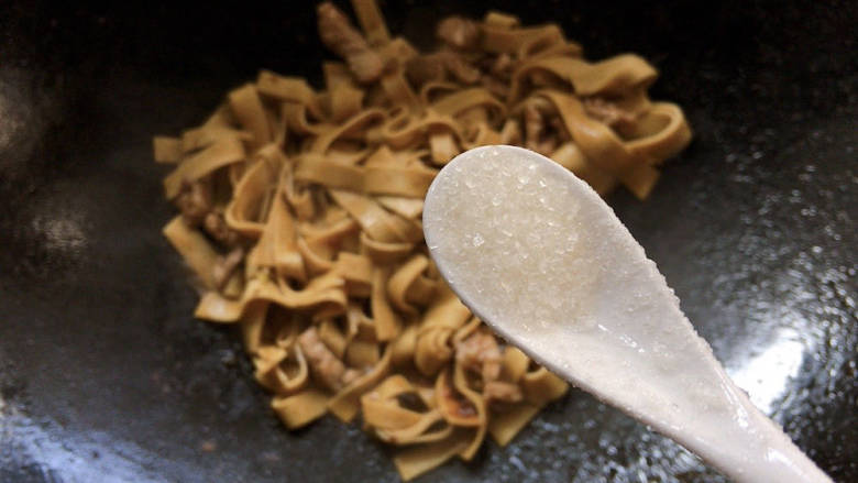 千张炒肉丝,适量糖,并加少许水