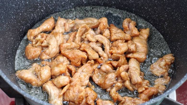 蘑菇炒肉片,另起锅倒适量食用油烧热,放入腌好的肉片炒至变色断生盛出。