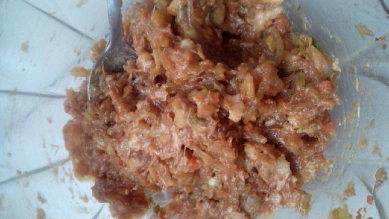 同心圆包子,<a style='color:red;display:inline-block;' href='/shicai/ 114'>白菜</a>加盐剁碎，挤去水分，<a style='color:red;display:inline-block;' href='/shicai/ 125'>芹菜</a>剁碎，都放进肉馅里，加<a style='color:red;display:inline-block;' href='/shicai/ 744'>五香粉</a>，<a style='color:red;display:inline-block;' href='/shicai/ 847'>香油</a>，适量盐，调匀。