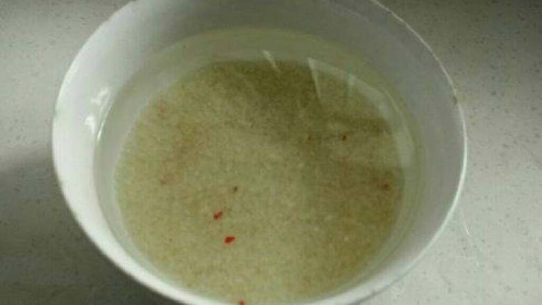 珍珠藕丸子, 将阴米(糯米)在水中浸泡30分钟;
