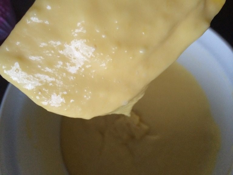 爱心蛋糕,把面糊倒入蛋白中,切拌均匀