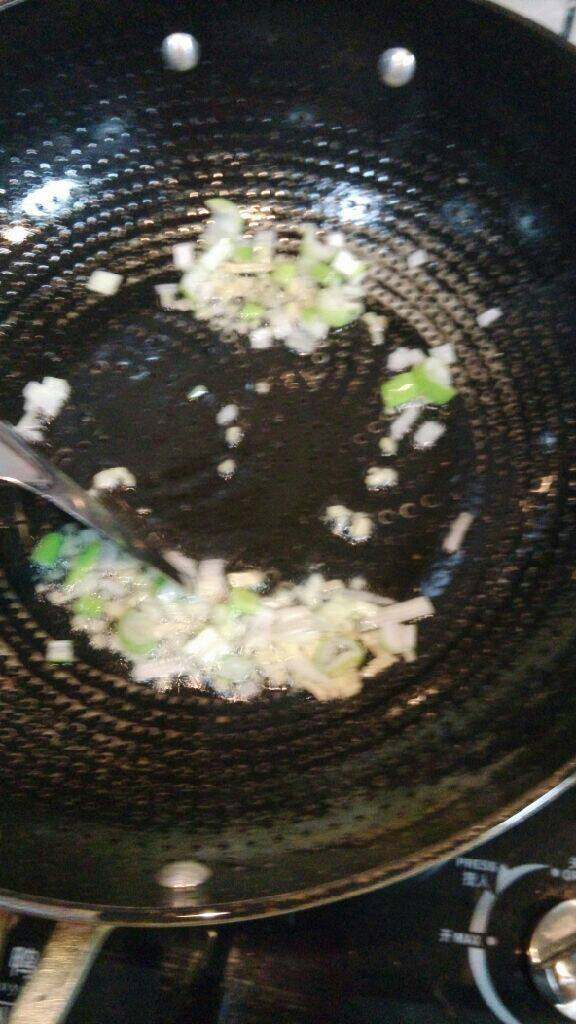 肉末茄丁面,锅中放油,爆香葱花,姜末