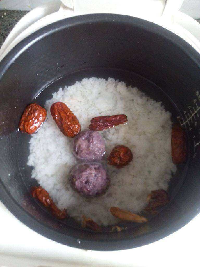 大枣红豆粥,将剩的米饭放入锅中,加入豆馅,红枣,适量水。
