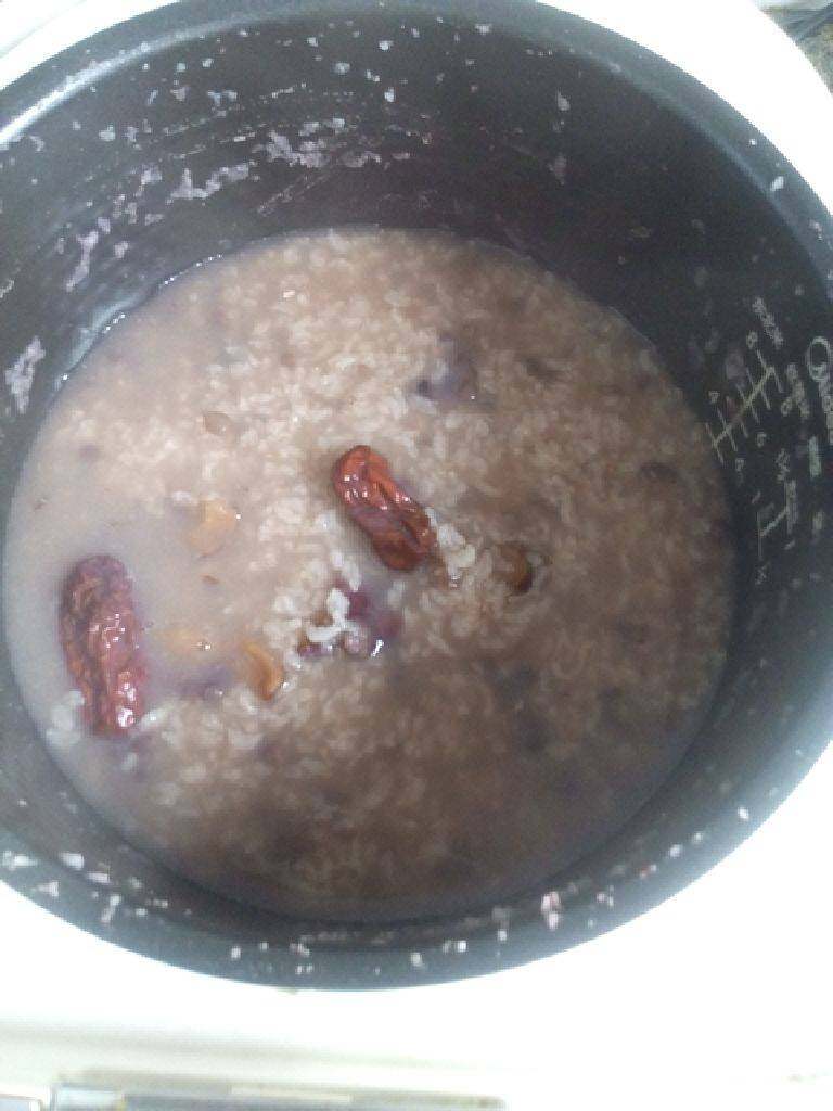 大枣红豆粥,盖上锅,按蒸煮键,煮15分钟即可。