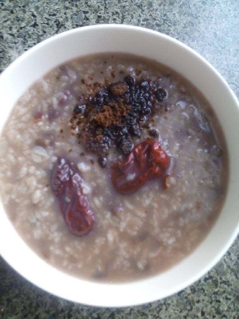 大枣红豆粥,喜欢甜的加入红糖,即可食用。