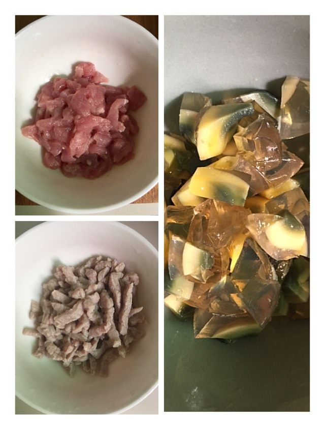 皮蛋瘦肉粥,如图<a style='color:red;display:inline-block;' href='/shicai/ 429'>瘦肉</a>切丝，用<a style='color:red;display:inline-block;' href='/shicai/ 718'>料酒</a>，生粉，盐腌制10分钟，用开水煮一会发白了捞出备用，<a style='color:red;display:inline-block;' href='/shicai/ 14'>皮蛋</a>切块。