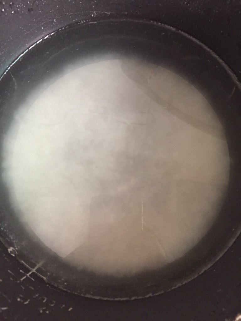 皮蛋瘦肉粥,如图把米洗净放入平时做饭的3倍水擦电开始煮
