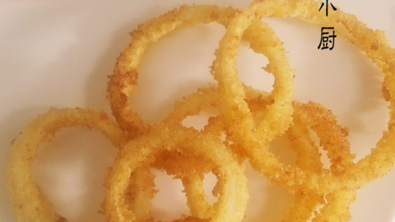 「酥炸洋葱圈」,做的是原味的，不加盐。可以蘸着番茄酱和椒盐吃，很好吃的~都来试试吧？^-^