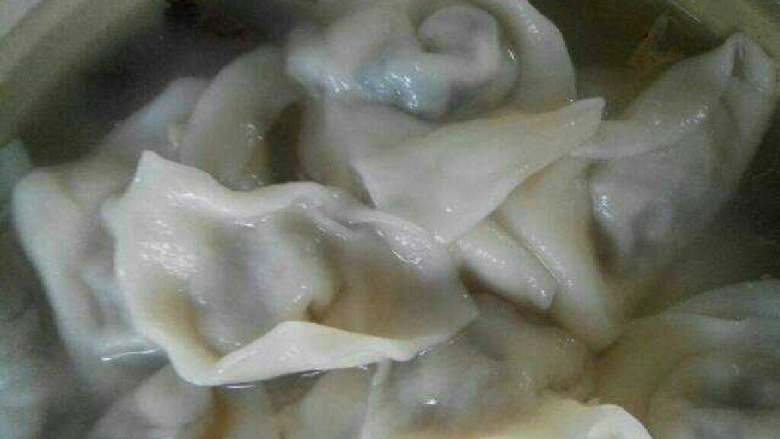 美味的混沌,下锅煮熟,可以【按自己爱好加紫菜,虾米,高汤煮也很不错噢。】
