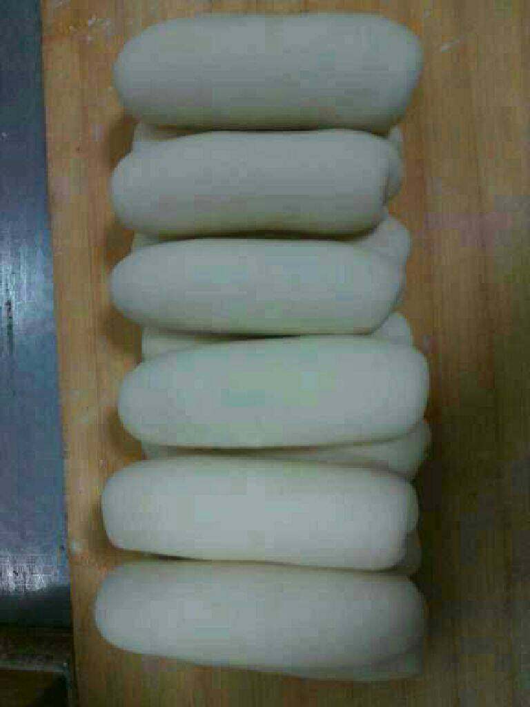 自己动手做烩面,分一些小挤子搓成团,