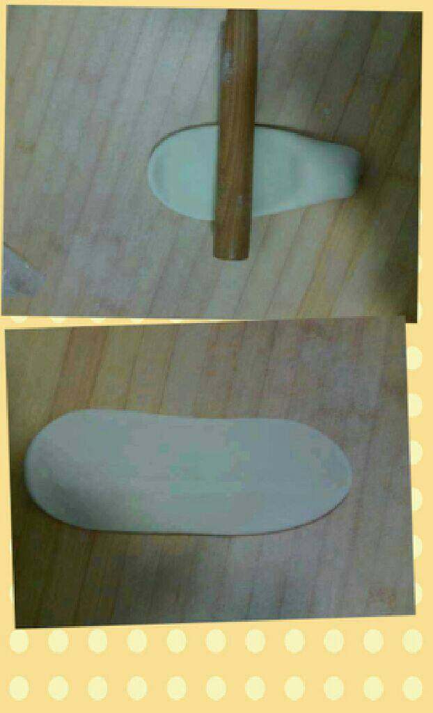 自己动手做烩面,开始擀面皮,擀成如图这样即可。