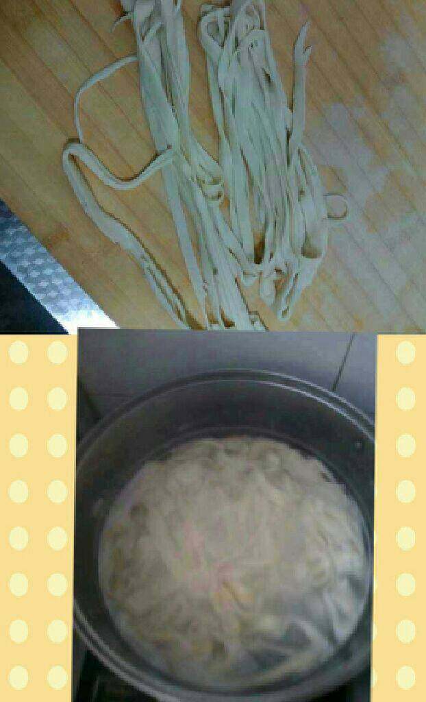 自己动手做烩面,面粉切开,拉直,水开后放入面条