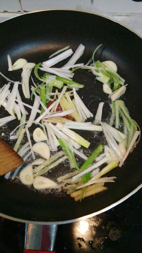炒羊肉片(烤肉酱),锅中放油,油热煸香葱姜蒜