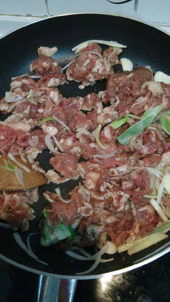 炒羊肉片(烤肉酱),加入肉片翻炒至肉八分熟