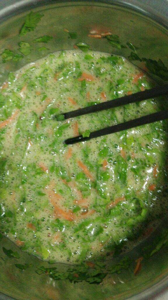 芹菜叶胡萝卜蛋饼,加入盐拌均